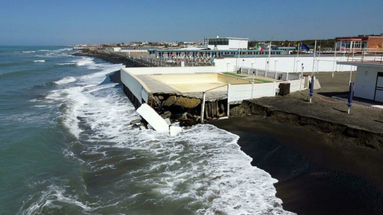 Ostia, l’erosione “mangia” ancora le spiagge: crolla la piscina del lido Dopolavoro Atac Cotral