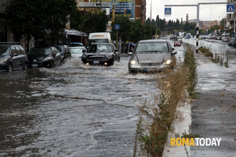 Maltempo a Roma, allagamenti in città: oltre 100 interventi.