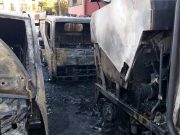 Incendio nel deposito Ama: distrutti tre mezzi, danneggiati altri tre