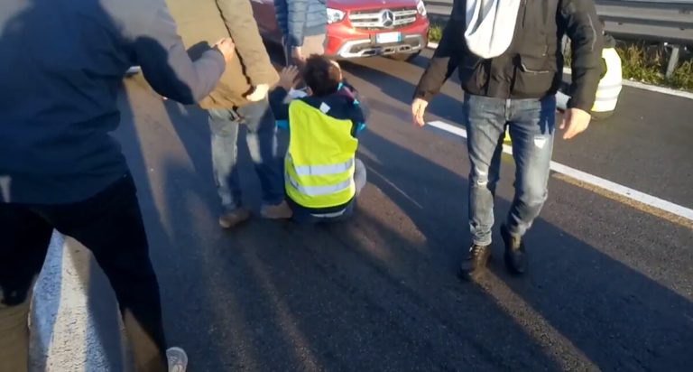 Ambientalisti bloccano il viadotto della Magliana: insultati e spintonati dagli automobilisti