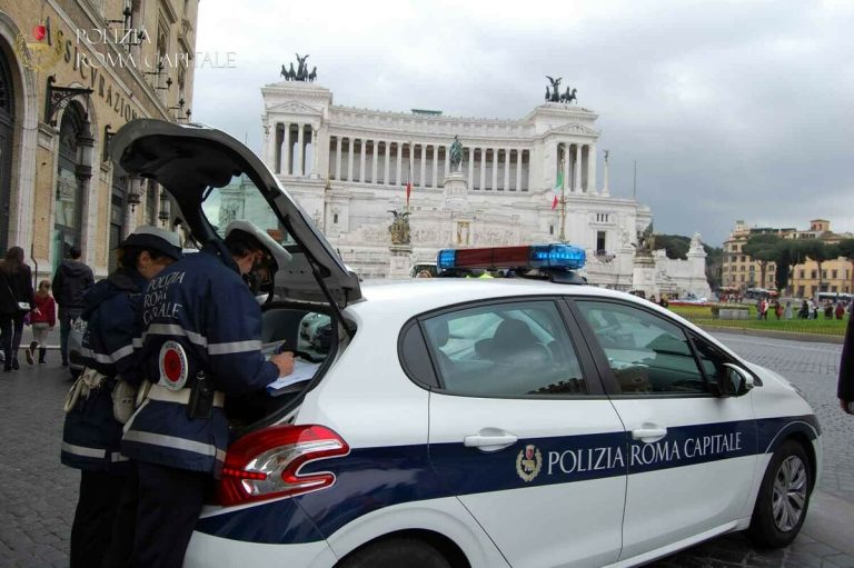 Paura a piazza Venezia, calci e pugni ai passanti e ai veicoli in transito