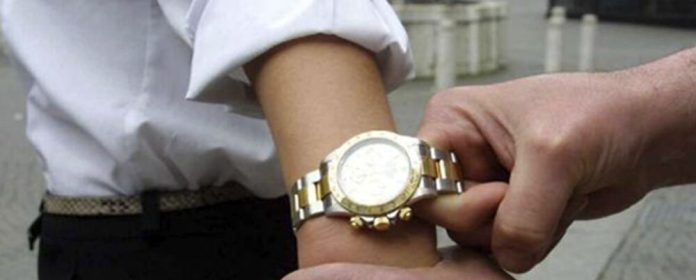 Due imprenditori rapinati degli orologi: colpo da un milione e mezzo di euro