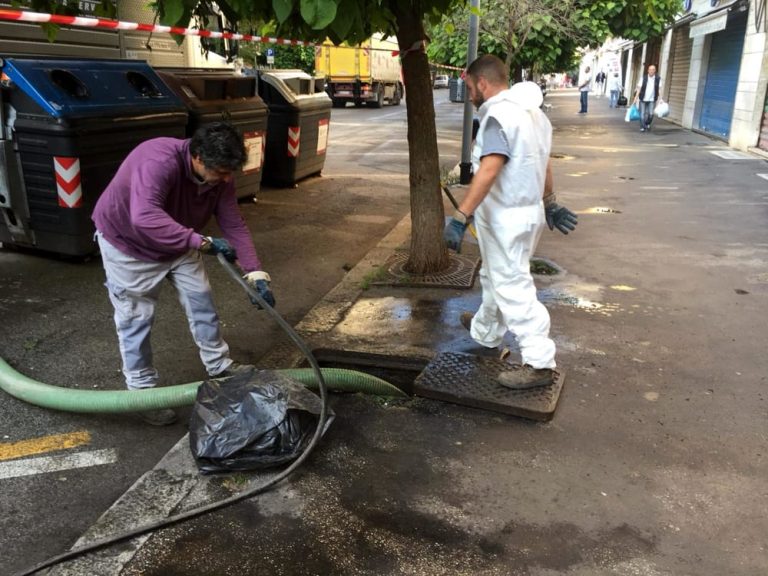Il Campidoglio accelera su pulizia strade: “900 tombini al giorno liberati”